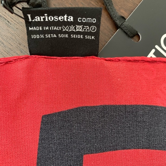 🔥LISTED 1/11❤️100%, Made in Italy Moschino Scarf - Picture 4 of 4